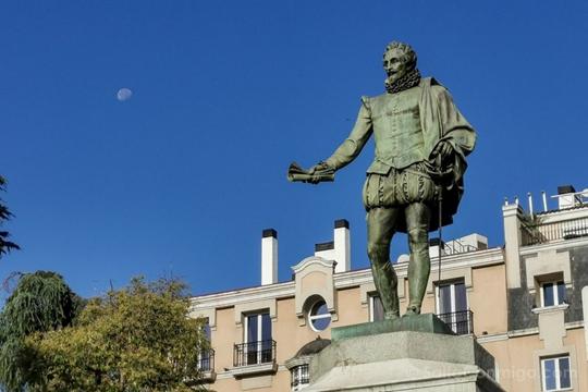 Que Ver En El Barrio De Las Letras Madrid Estatua Cervantes